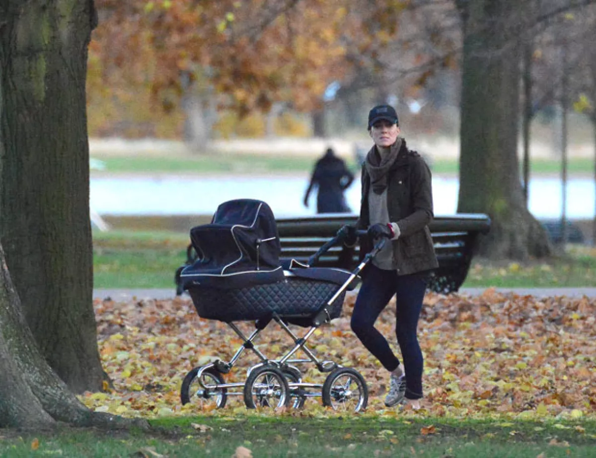 Cuando el príncipe George nació, Kate lo llevó por los jardines de Kensington para disfrutar de un tiempo entre madre e hijo.