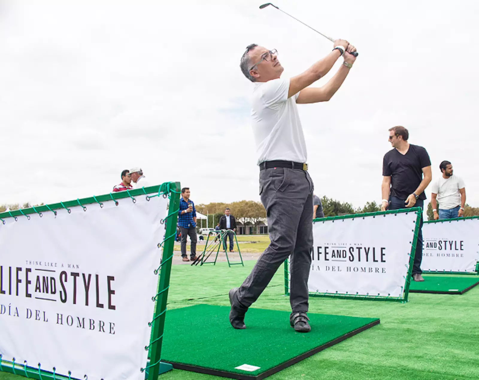 Ya descansados, ¿qué nos falta? Ah, claro, el minigolf patrocinado por Nivea Men