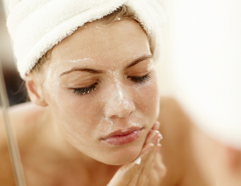 Al exfoliarte en exceso, te estás deshaciendo de aceites necesarios para la salud de tu piel.