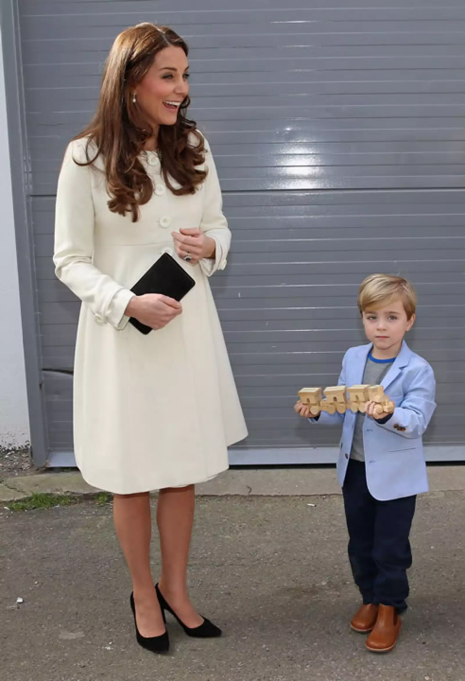 Uno de los gemelos de la serie, Oliver Barker, quien itnerpreta a Master George, le dio un tren de madera a Kate para que se lo de a su bebé, el príncipe George.