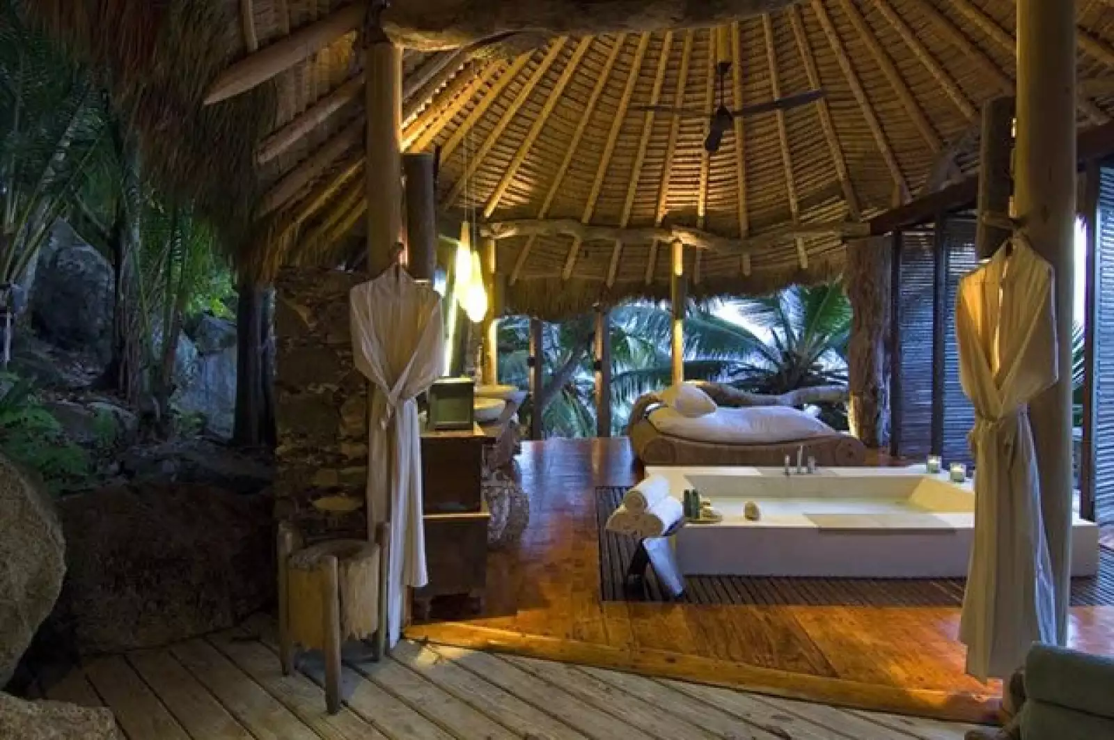 El cuarto de baño tiene techo de madera, bañera de mármol y un lavabo de dos pilas. Cuenta con dos regaderas, una interior y otra exterior, en esta última tiene al lado dos camas de masaje.