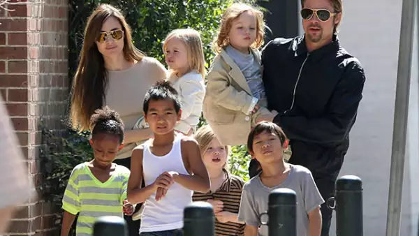 Hijos Angelina y Brad Pitt. De acuerdo con TMZ, el actor habría agredido a sus hijos en un avión y ello habría motivado que Angelina solicitara el divorcio.