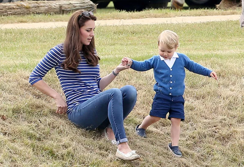 Después de robar el spotlight en el cumpleaños de la reina, el hermanito mayor de la princesa Charlotte volvió a llamar la atención en un partido de polo junto a su mamá.