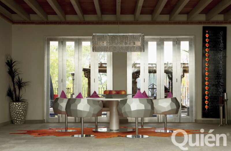 A GO-GÓ. Este antecomedor tiene un estilo de la década de los sesenta. Los muebles son Fendi y del techo cuelga una lámpara con cientos de cristales Swarovski.