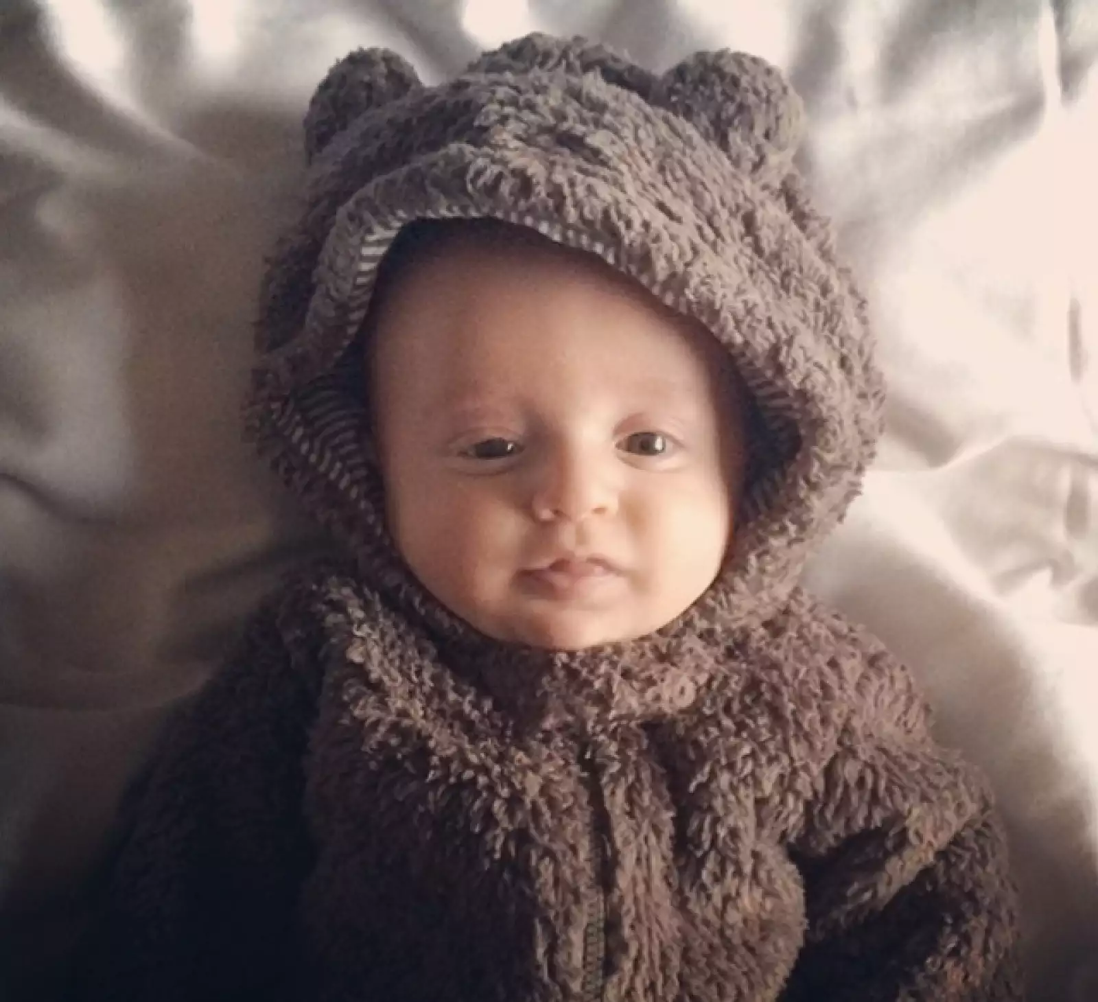 El encantador bebé sacó rasgos de sus dos guapos papás.