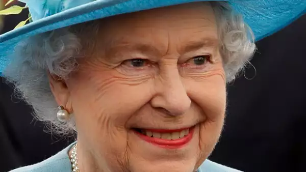 El Palacio de Buckingham anunció el nacimiento de la segunda bisnieta de la Reina de Inglaterra, Isla Elizabeth Phillips, quien es hija de su nieto Peter Phillips y su mujer Autumn