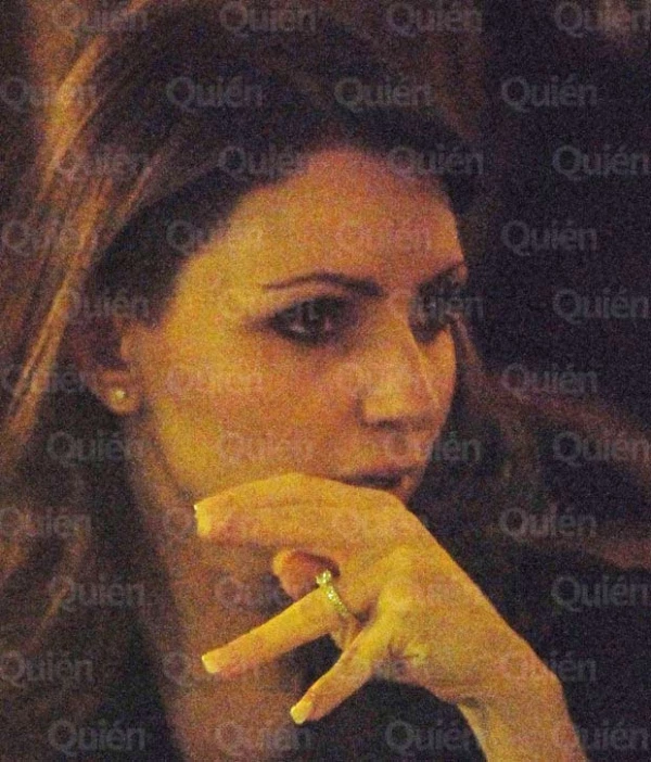 Angélica Rivera y Enrique Peña Nieto salieron anoche a un restaurante de Roma, en donde la actriz lució su anillo de compromiso en la mano izquierda.