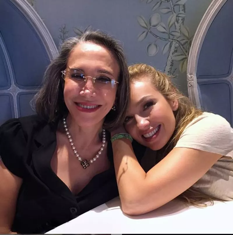 La guapa cantante publicó un par de fotografías en su perfil de Instagram en la que aparece acompañada de la viuda de Roberto Gómez Bolaños.