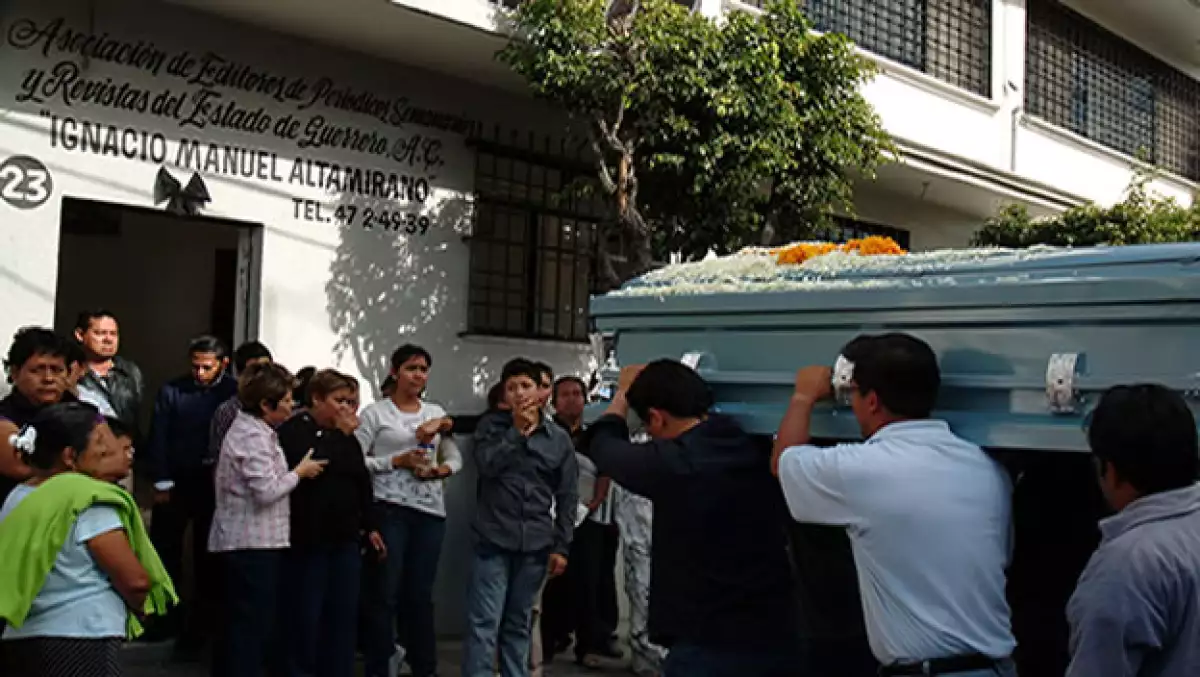 velorio de periodista jorge ochoa asesinado en ayutla, guerrero