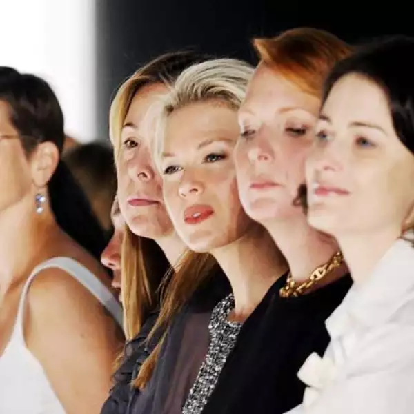 Renée Zellweger (centro) en la primera fila durante la presentación de la colección de su diseñadora favorita, Carolina Herrera.