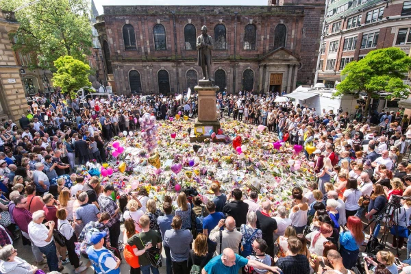 Tributo fue en la plaza Saint Ann tras atentado en Mánchester