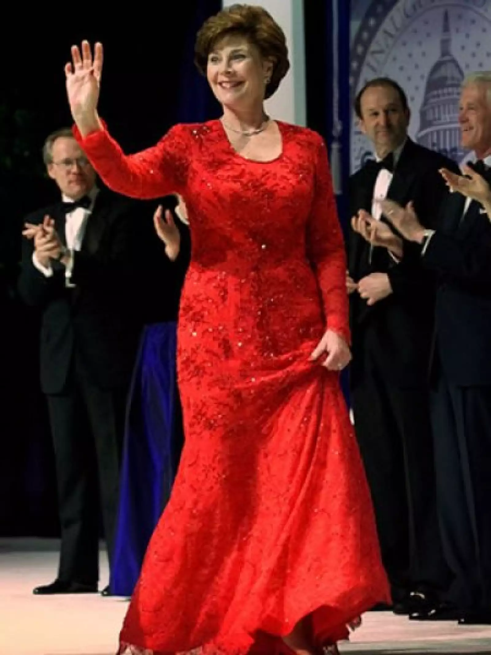 En el evento inaugural del 2001, para dar inicio a la primera administración de George W. Bush, Laura usó un vestido de Michael Faircloth.