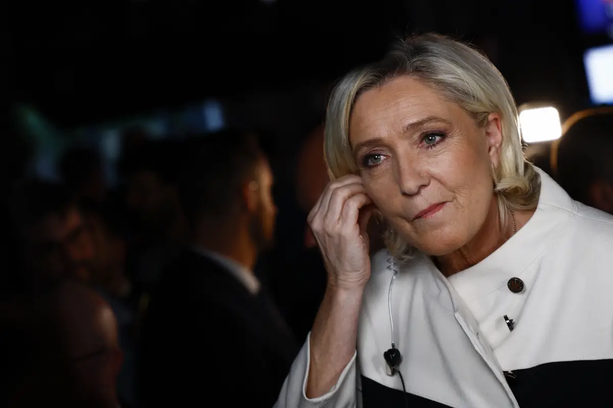 La líder de extrema derecha francesa Marine Le Pen se prepara antes de una entrevista con periodistas tras los resultados parciales de la segunda vuelta de las elecciones parlamentarias francesas anticipadas en París, Francia, el 7 de julio de 2024.