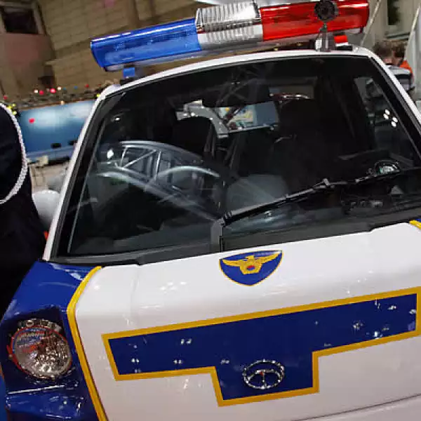 En un futuro la policía japonesa se trasladará en autos eléctricos como el que se muestra en la foto.