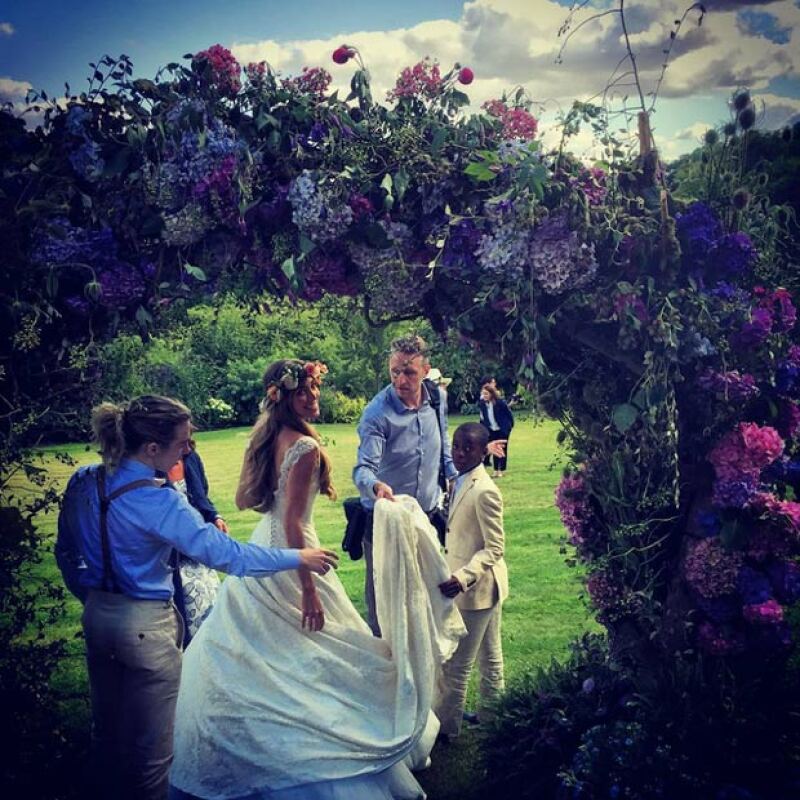 Con esta fotografía, fue como se dio un vistazo a la boda, a la cual acudieron los hijos de Guy y Madonna.