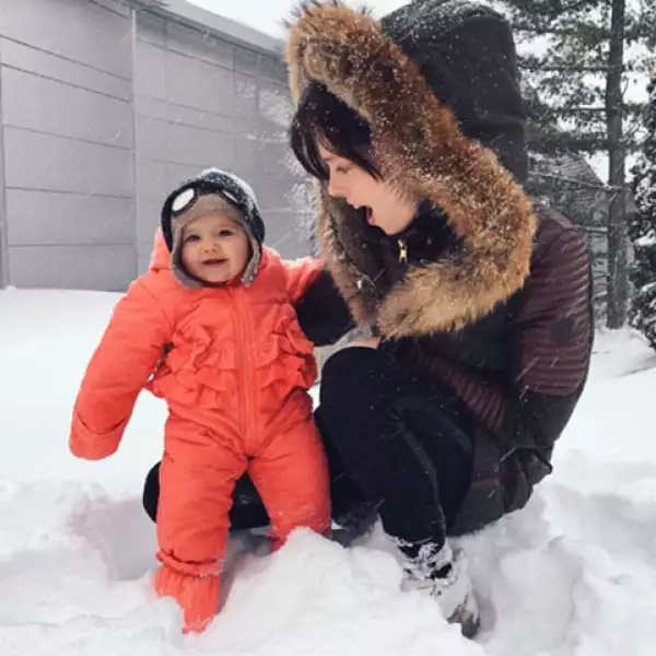La pequeña Ioni con su mamá, la top model Coco Rocha.