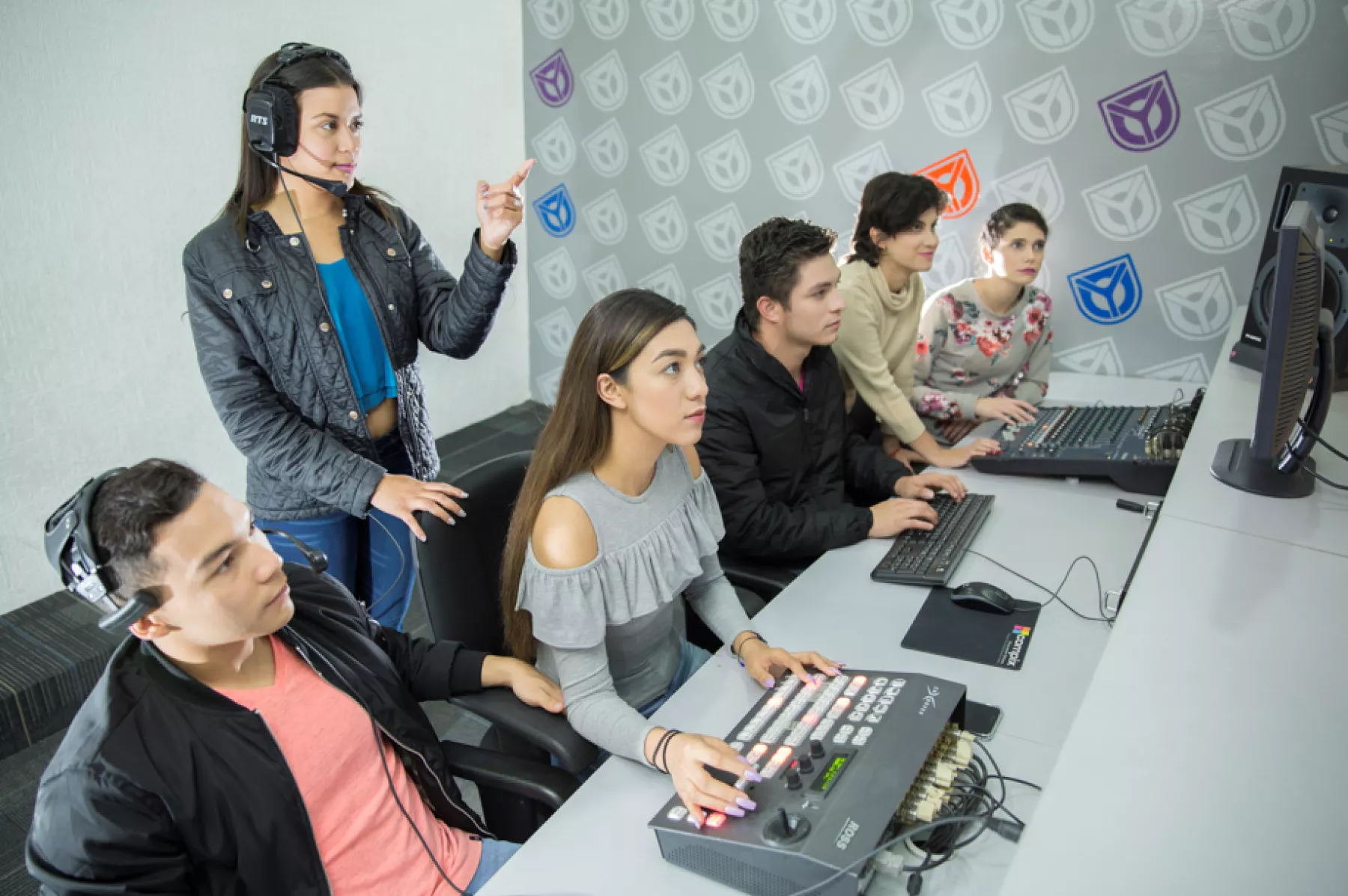 Los estudiantes están en una de las aulas equipada con computadoras de la UNIVA.