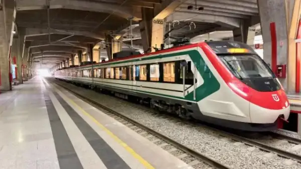 Tren suburbano en la estación de Buenavista.