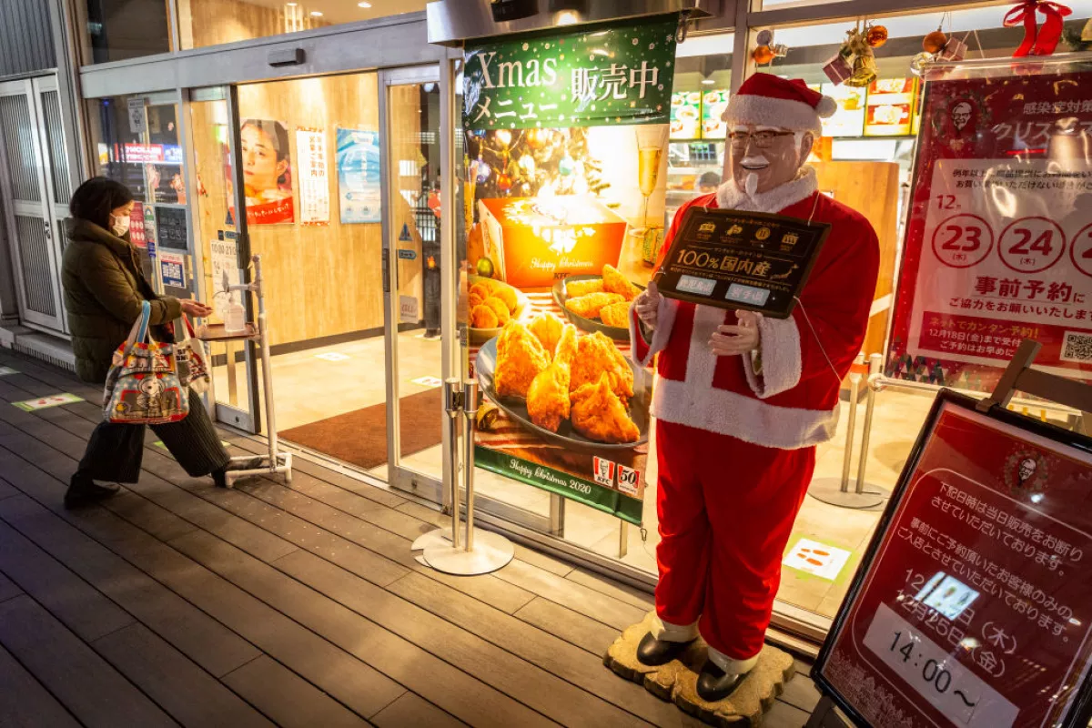 Foto de una mujer entrando a un KFC en Japón para comprar la cena de Navidad.