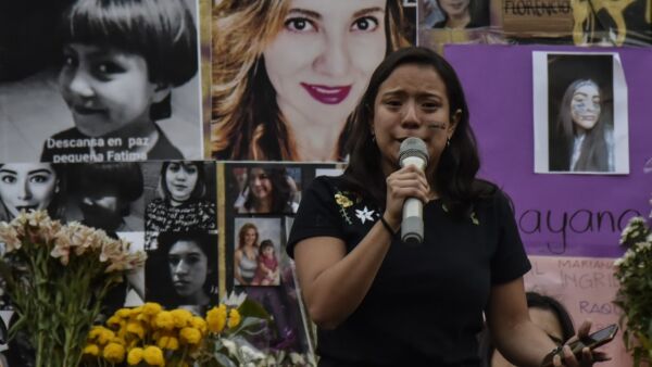 Con flores, velas y fotografías, mujeres rindieron homenaje a víctimas de feminicidio