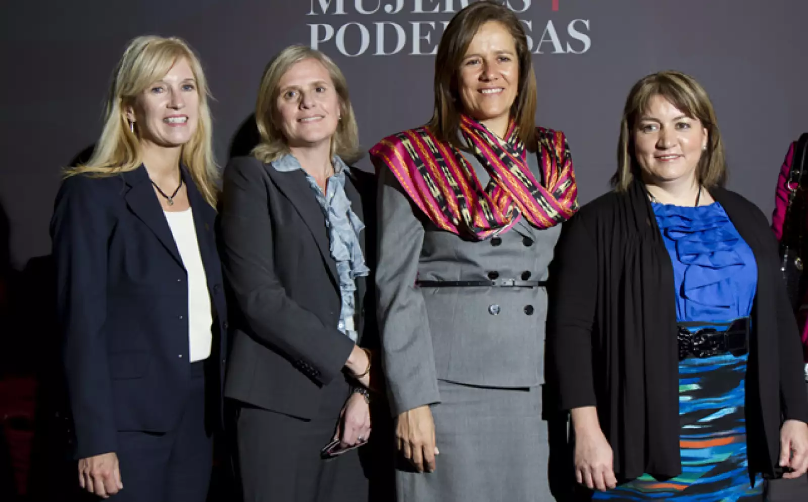Las asistentes aprovecharon para charlas y tomarse la foto con Margarita Zavala. En la imagen, con María Inés Cravioto, directora ejecutiva de finanzas de General Motors (segunda de izquierda a derecha).