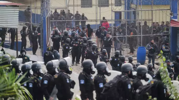 Los agentes antidisturbios guatemaltecos vigilan la entrada al Centro de Detención Preventiva para hombres en la Ciudad de Guatemala el 18 de enero de 2026.