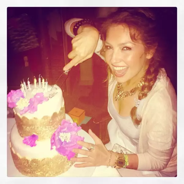 Thalía luce radiante y muy feliz, no desaprovechó la oportunidad de poner un anillo en el pastel y pedir un deseo en este día.