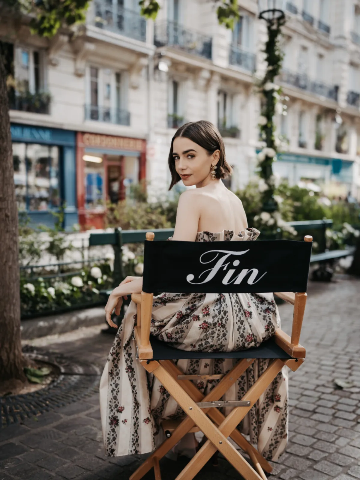 La actriz Lily Collins en el set de la serie 'Emily in Paris'