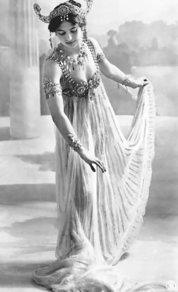El gobierno francés supo que Mata Hari era una traidora por un mensaje que llegó a la antena de la Torre Eiffel.