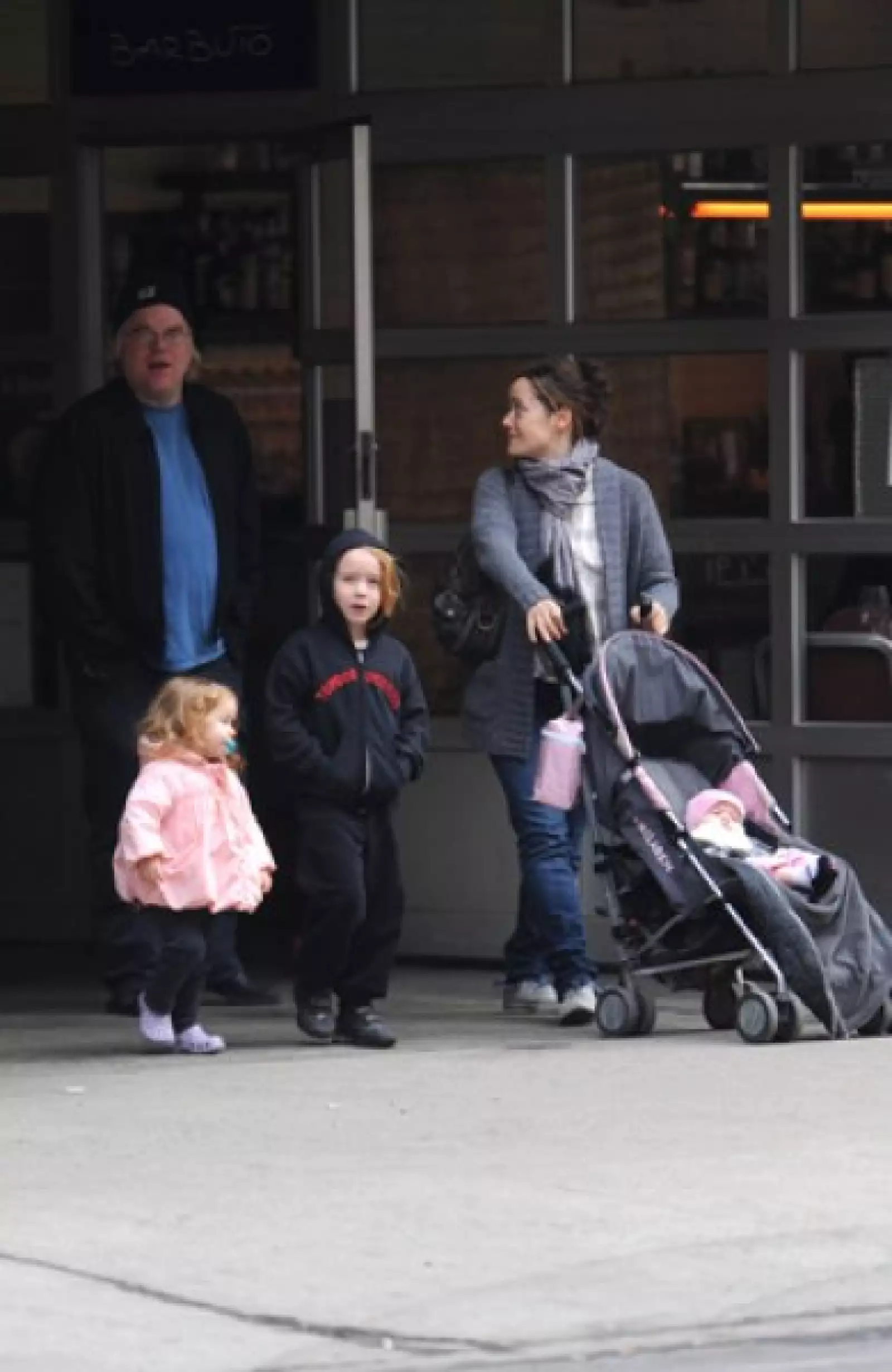 Philip Seymour Hoffman y su familia salen a cenar en West Village, Nueva York.