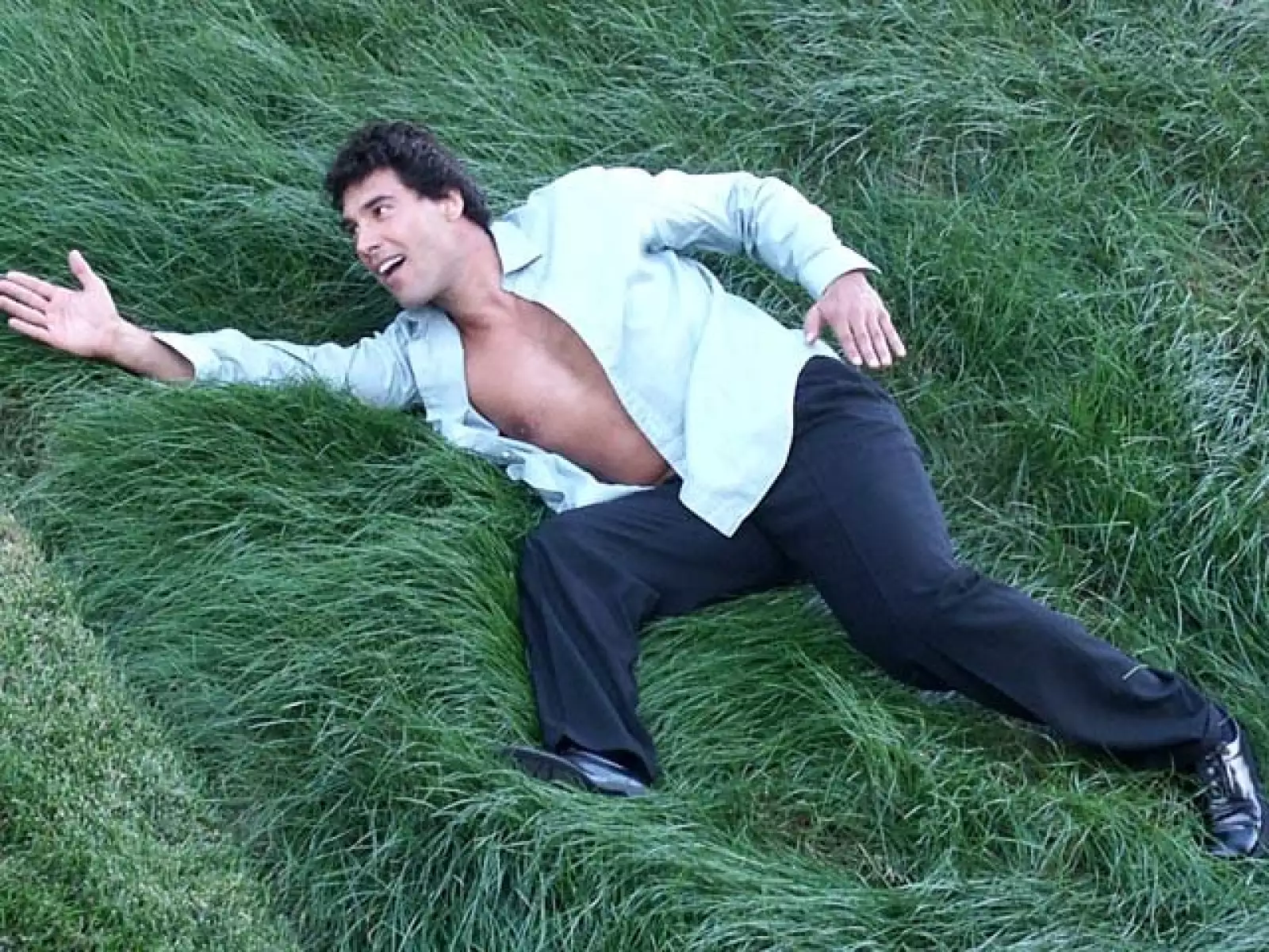 Con el abdomen descubierto.