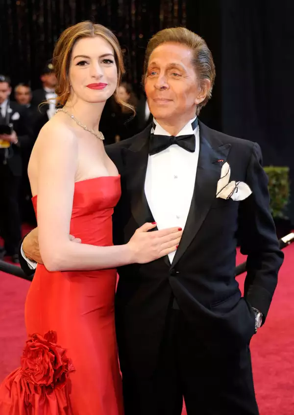 valentino garavani anne hathaway