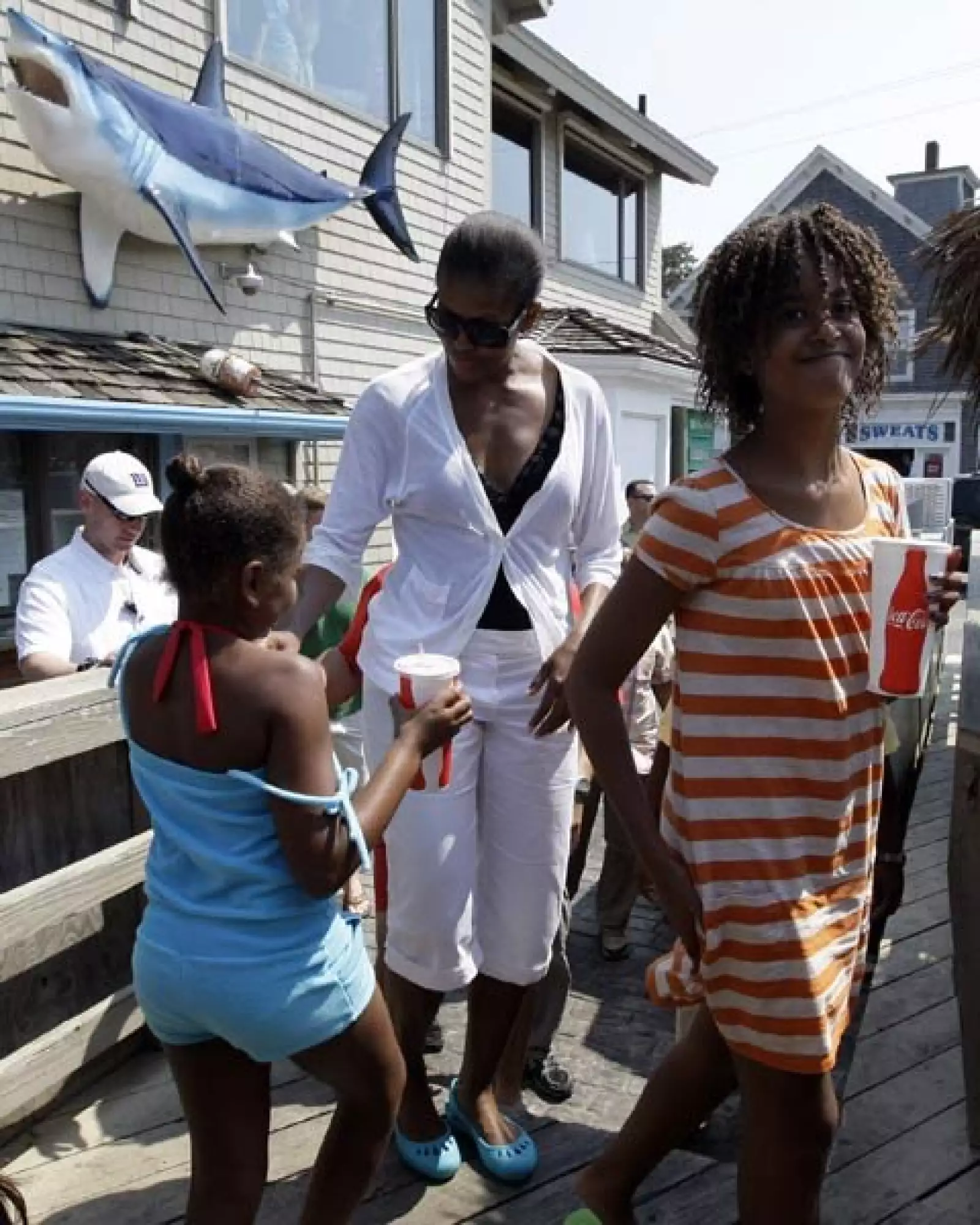 Las niñas, disfrutando de la compañía de sus atareados padres.