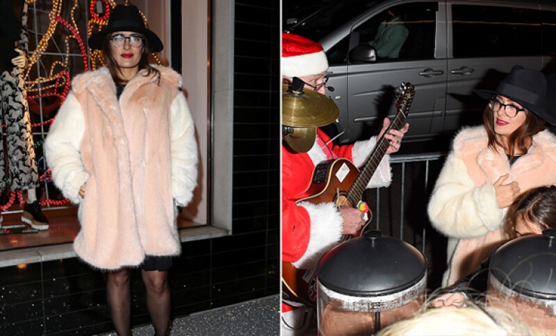 La actriz disfrutó de un show Navideño en las calles de Londres, luciendo súper chic.