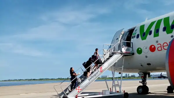 Un grupo de pasajeros descienden de un vuelo de Viva, una de las aerolíneas de bajo costo que tiene el objetivo de fusionarse con Volaris.