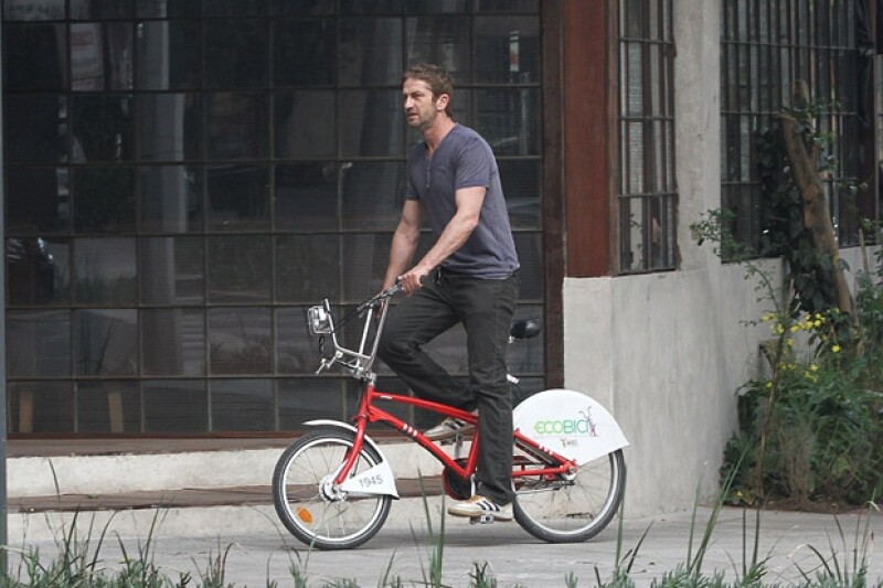 El actor escocés mostró su habilidad en la bici.