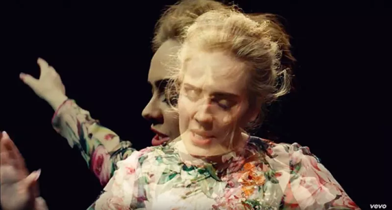 Un sencillo fondo negro, pero efectos visuales impresionantes, conforman las imágenes del nuevo single de la cantante británica: Send My Love (To Your New Lover).
