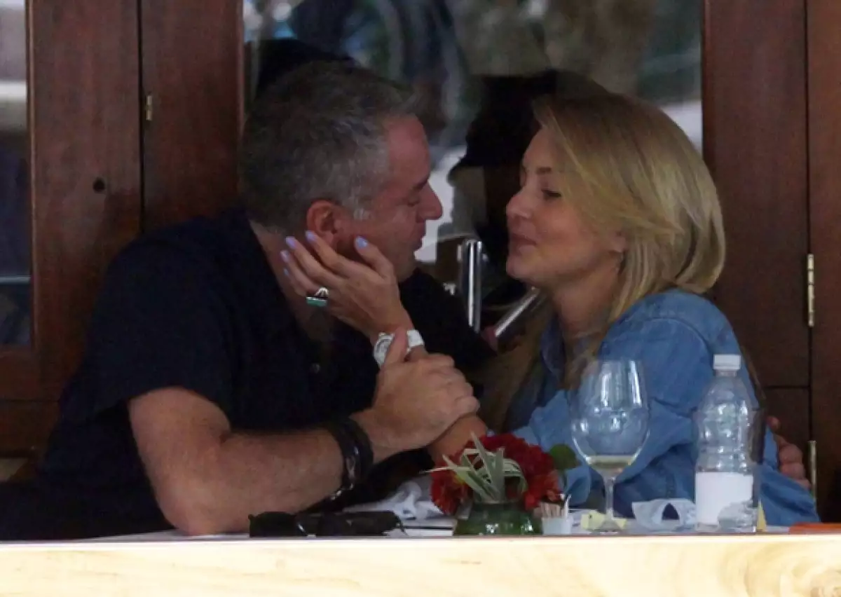 La pareja fue fotografiada mientras comía en un restaurante de la Ciudad de México; no paraban de besarse y acariciarse y hasta saludaron a la cámara que los captaba.