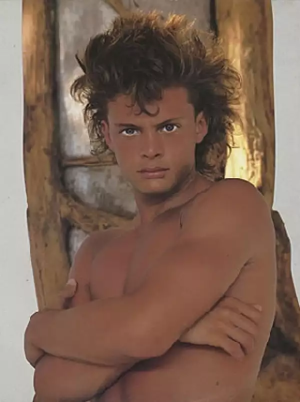 Su estilo ha tenido una evolución muy particular. A los 18 se convirtió en un sex symbol, a los 23 conmocionó con su camisa de seda y en el 2000 comenzó su estilo a la Frank Sinatra.