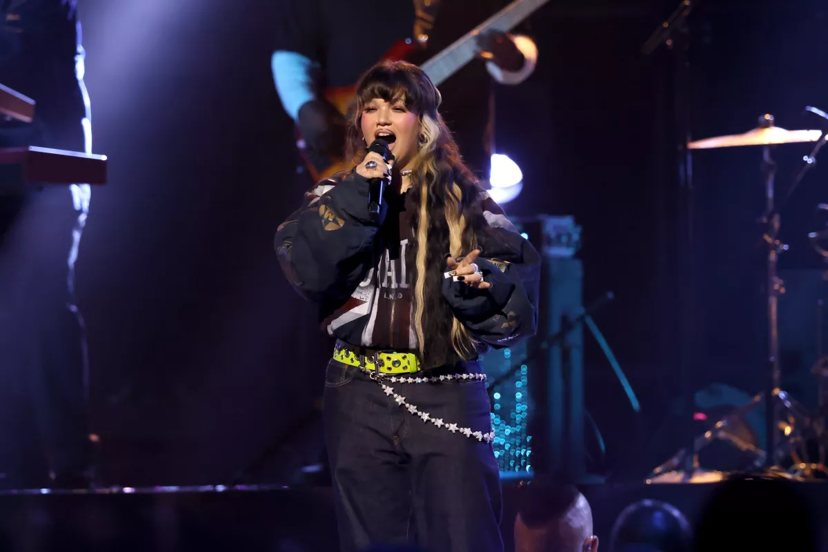 Lola Young interpretó Messy, canción que se volvió viral en TikTok.