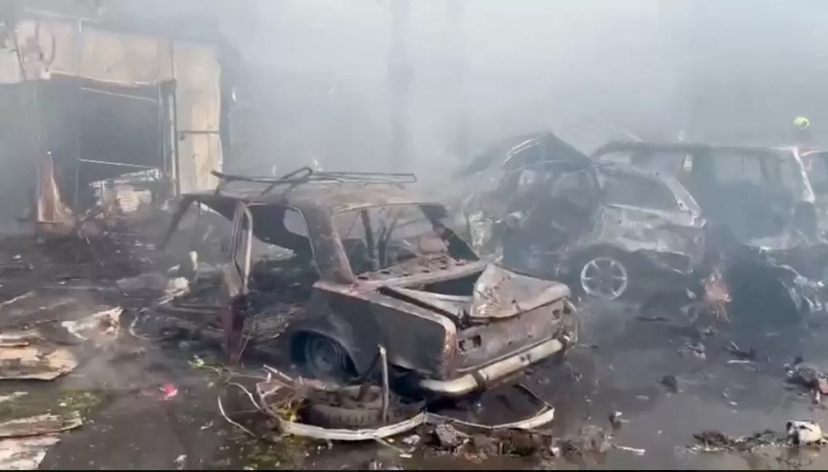 Vista del ataque de Rusia a mercado de Ucrania, en la ciudad de Kostiantynivka  el 6 de septiembre de 2023, en esta imagen fija de un vídeo obtenido de las redes sociales.