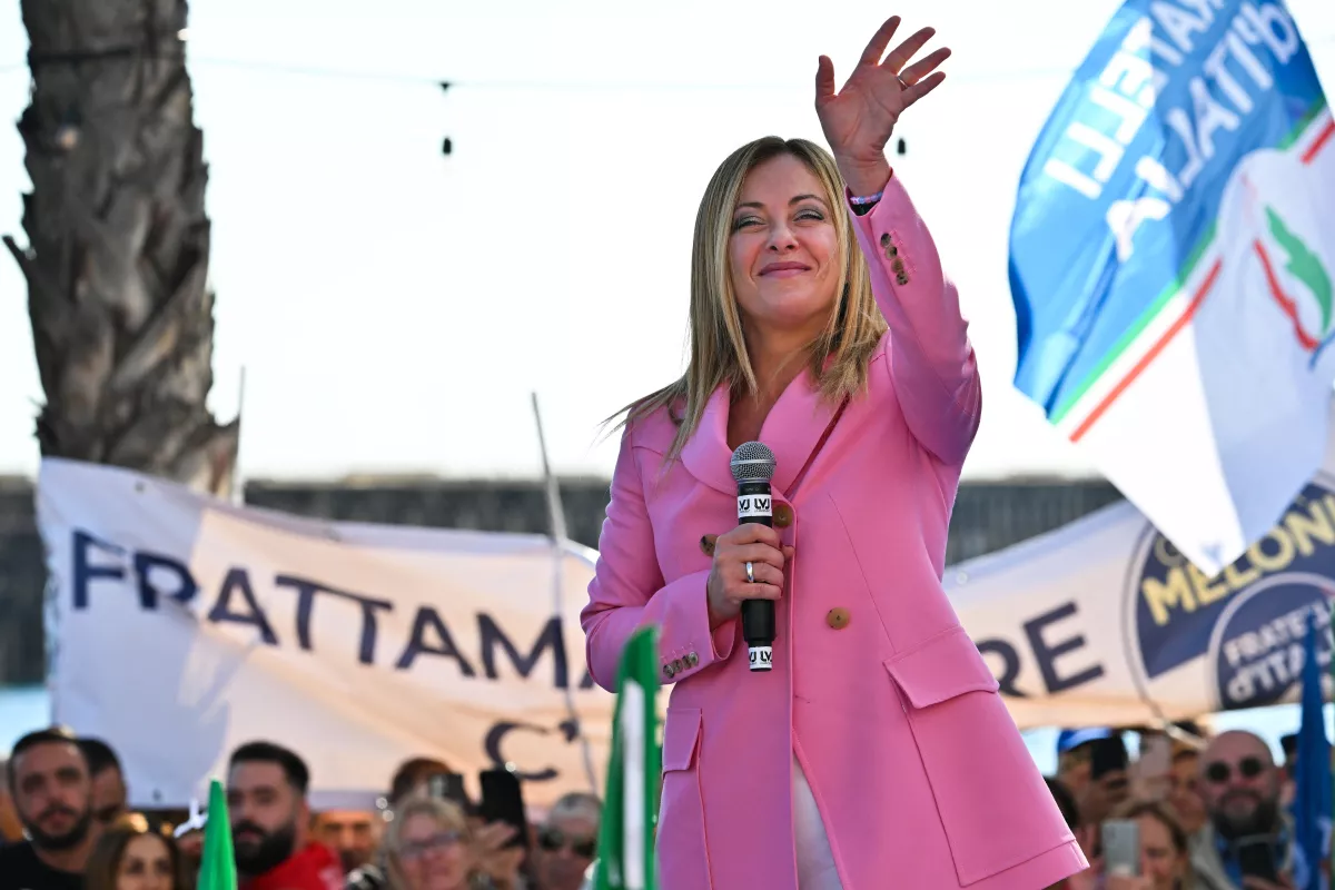 Giorgia Meloni, la líder de la ultraderecha italiana saluda mientras pronuncia un discurso el pasado 23 de septiembre
