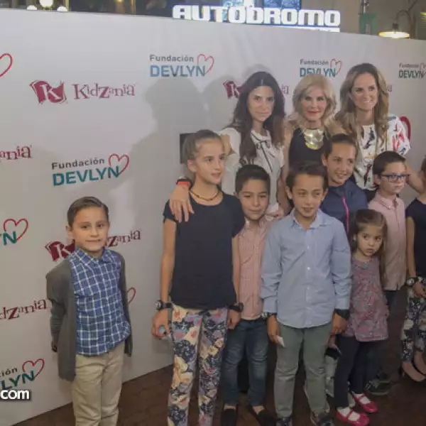 Jessica Pliego, Hilda Calderón, Vanessa Pliego y niños Devlyn