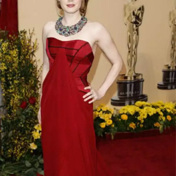 Amy Adams, quien compartió creditos en La Duda con Meryl Streep, llevó un vestido de Carolina Herrera, zapatos de Christian Louboutin y un llamativo collar de Fred Leighton con más de 630 quilates de esmeraldas, rubíes y zafiros.