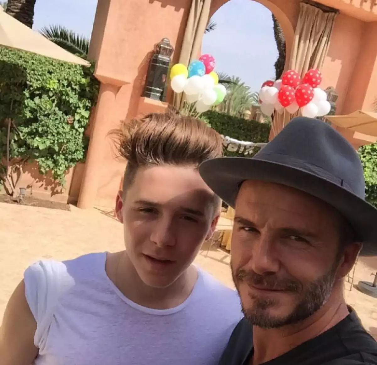 Su hijo mayor seguro es uno de sus maestro en las redes sociales.