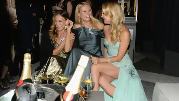 Kate Hudson, Gwyneth Paltrow y Sarah Jessica Parker disfrutando de la fiesta.