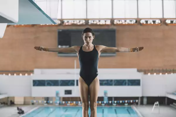 Para interpretar a Mariel en La caída, Karla Souza se sometió a un entrenamiento de alto rendimiento por tres años.