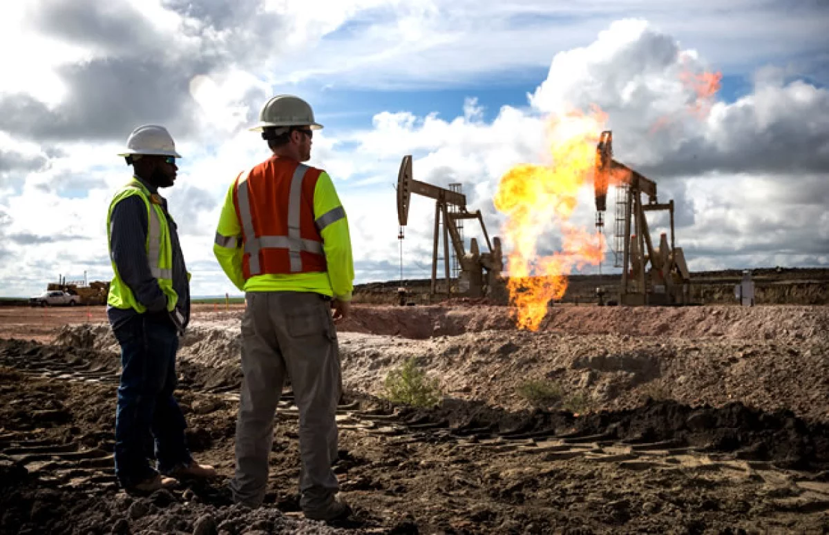 Las llamaradas se crean cuando el exceso de gases es liberado (Getty Images)