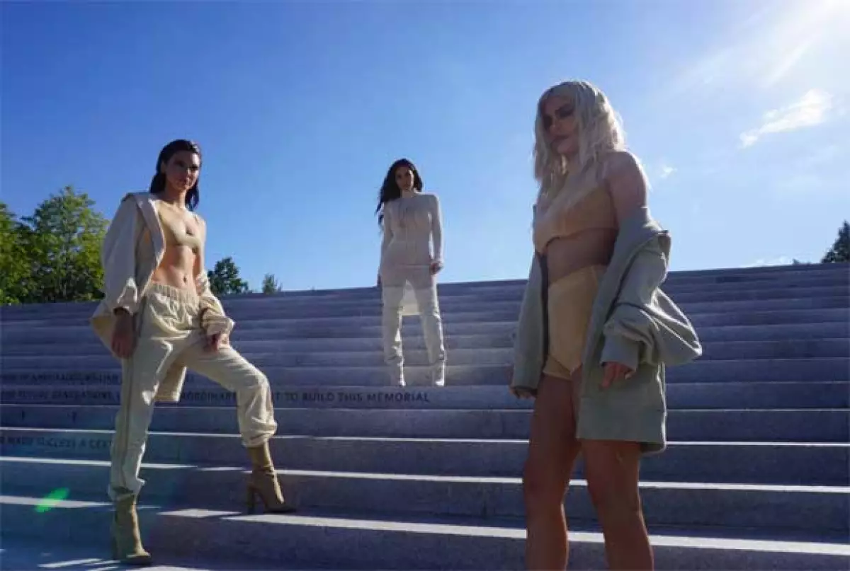 En resumen, la presentación de Yeezy Season 4 en NYFW estuvo llena de modelos desmayadas, caras llenas de desesperación y zapatos que no dejaban caminar.