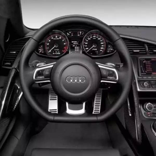 Cuenta con butacas calefaccionadas de cuero, sistema de información para el conductor, sistema de navegación y sistema de sonido Bang & Olufsen.